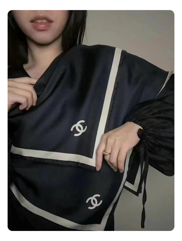 요즘 세련된 여성들이 한다는 가장 새로운 샤넬 스카프 하나의 악세서리로 완성