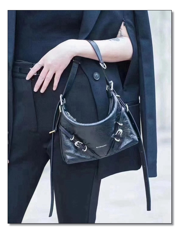 레트로 feel이 가득한 지방시 부아유 여성뿐만 아니라 남성들에게도 추천