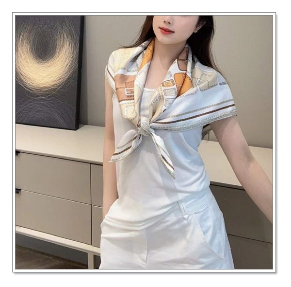 올여름 익혀두면 평생 써먹는 펜디 스카프 활용법을 보여드릴게요.