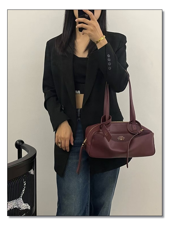 남녀 누구나 선택할수있는 캐리 발렌시아가 볼링백 빈티지함 그대로!