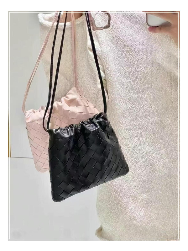 파우치로도 사용할수 있는 보테가베네타 더스트백 mini한 캐주얼함에 반하다!