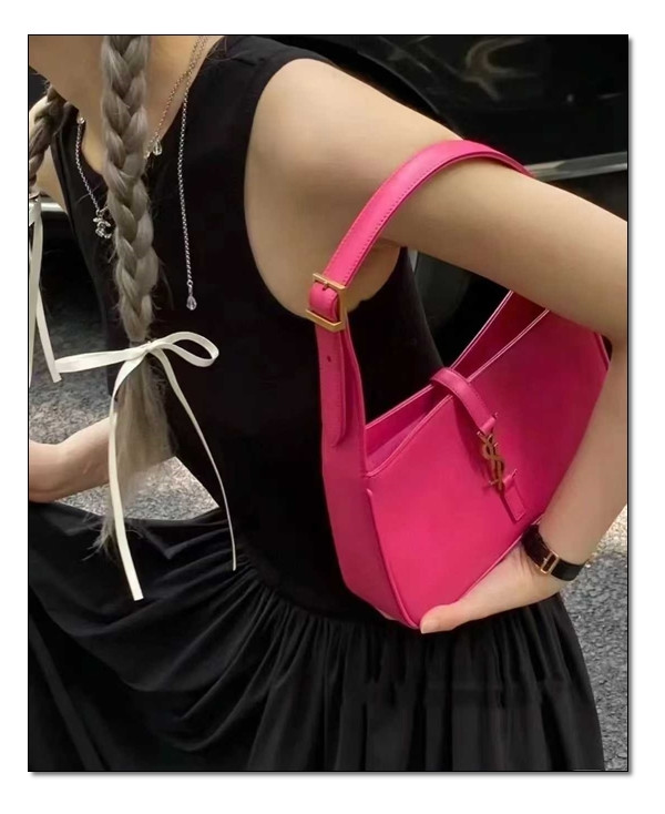 핸드백 효과를 톡톡히 보려면? 생로랑 호보백 열 아이템 부럽지 않죠.