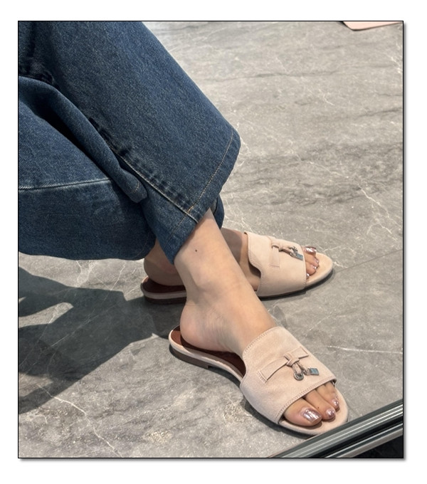 후회가 생기지 않는 로로피아나 슬리퍼 뮬 형태로 시원하게~