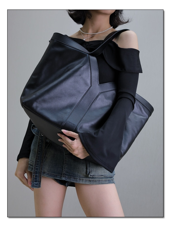 하우스 아카이브에서 영감을 받은 생로랑 쇼퍼백 Y토트 이런 BIG BAG 하나쯤은 필수!