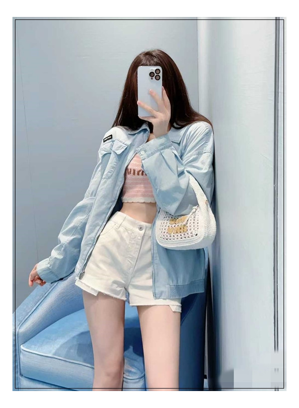 핸드메이드 감성을 가지고 있는 미우미우 라피아 효과 우븐 호보백