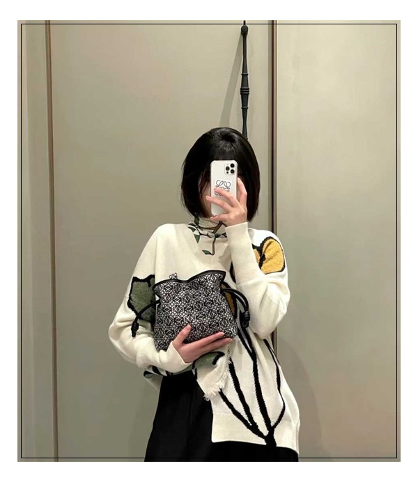 창의성이 돋보이는 로에베 플라멩코+size 두개,color 두개 분위기 여신