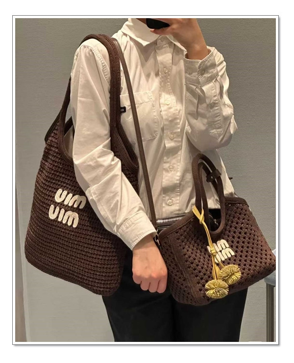 새로운 시즌을 준비하는 자세 = 미우미우 우븐 토트백 IVY 이건 어때?