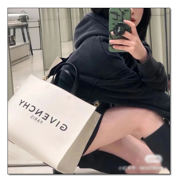 남친룩 여친룩을 완성시켜주는 지방시 토트백 캔버스 버전 추천!!