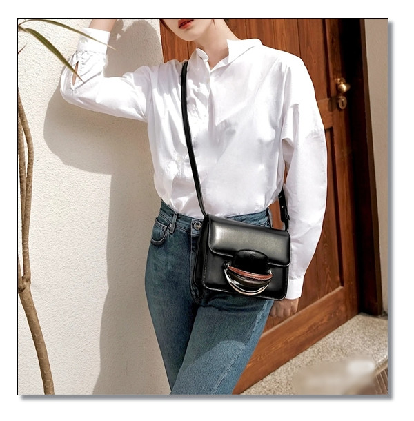 compact한 케이티 끌로에 숄더백 찐 style의 데코레이션을 만나볼 시간!