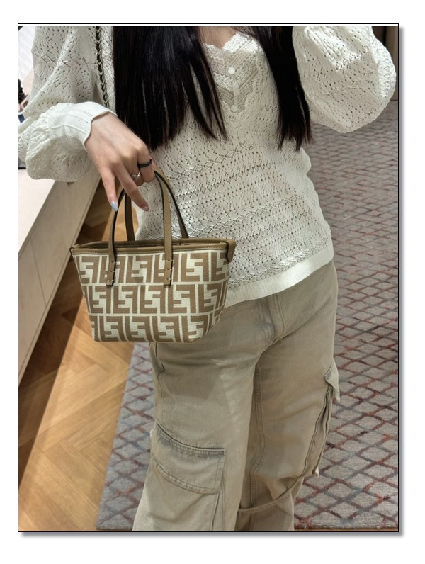 사랑스러움에 깜찍함 한방울이 더해진 펜디 롤 미니로 데일리로 뽐내기