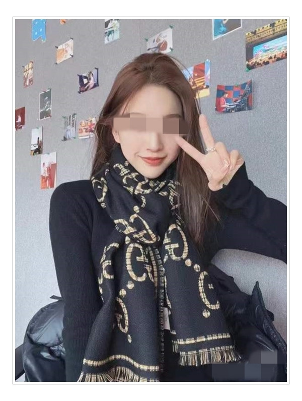 리버시블이 대세 = 구찌 머플러 취향에 따라 투웨이 연출 가능 변신완료!