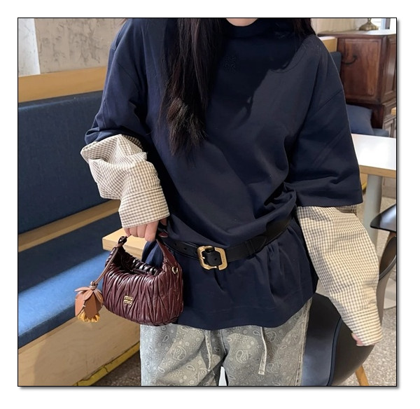 실용적인 모습과 특유의 엣지미를 더한 미우미우 호보백 mini한 파/우/치
