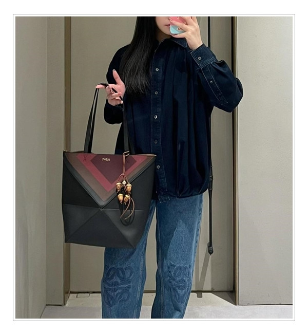 정사각형에 바치는 경의로움 = 로에베 퍼즐 폴드 토트 폴더블 기능으로 흥미 유발