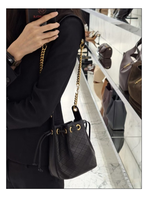 럭셔리함의 끝판왕 카산드라 생로랑 버킷백 정교하면서도 트렌디하다