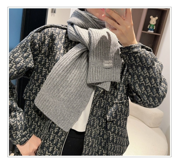 모두가 찾게 되는 마성의 미우미우 목도리 