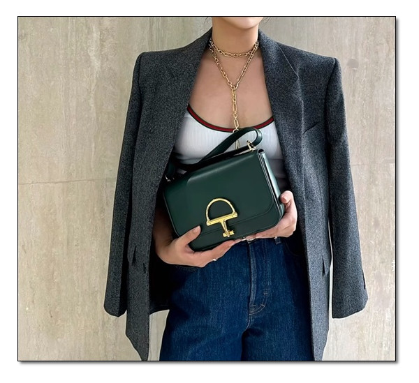 구조가이 돋보이는 실루엣을 자랑하는 구찌 시에나 25F/W를 빛내주다.