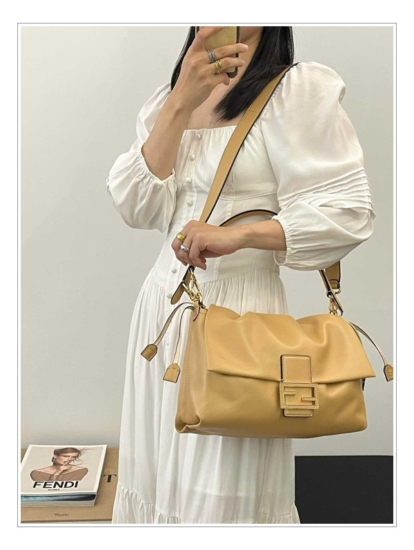 오버사이즈 메탈 버클 : 펜디 맘마백 라지 3WAY style로  업그레이드