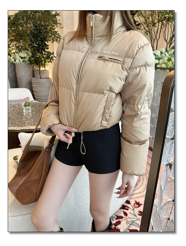 큐티하면서도 숏한 기장감을 가진 미우미우 숏패딩 MZ에게 바로 PICK!
