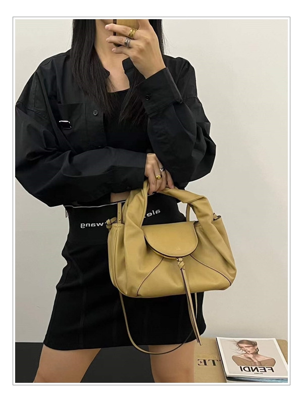 내 마음을 훔친 펜디 스파이백 스몰 - 앞으로의 트렌드를 이끌어 갈 잇템