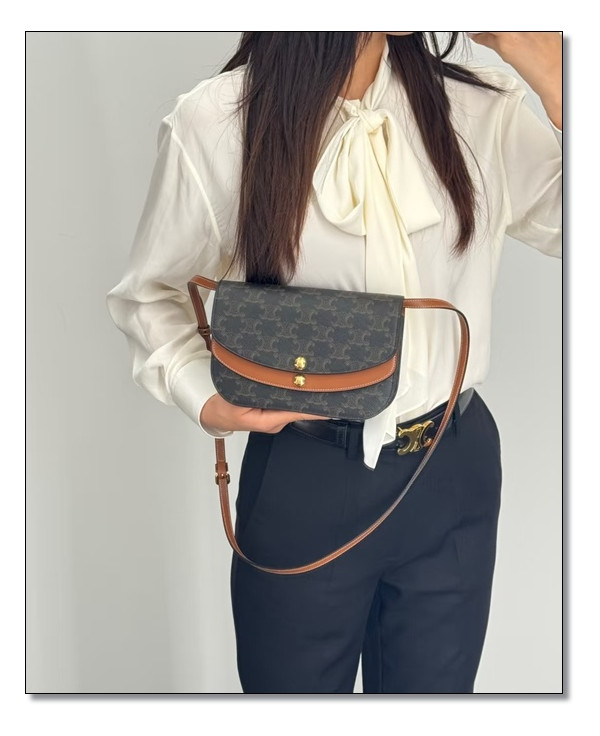 다방면으로 코디 할수 있는 셀린느 듀오 스트랩 지갑과 BAG으로 두가지의 효과를 누려보자.