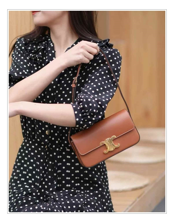 [Triomphe] 셀린느 클로드 유행에서 자유로워지는 핸드백 바로 너~!