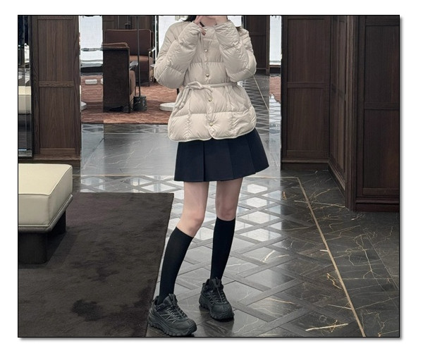 브러시드 마감처리로 더욱 빛나는 몽클레어 카라마뉴로 여성스러움 가득