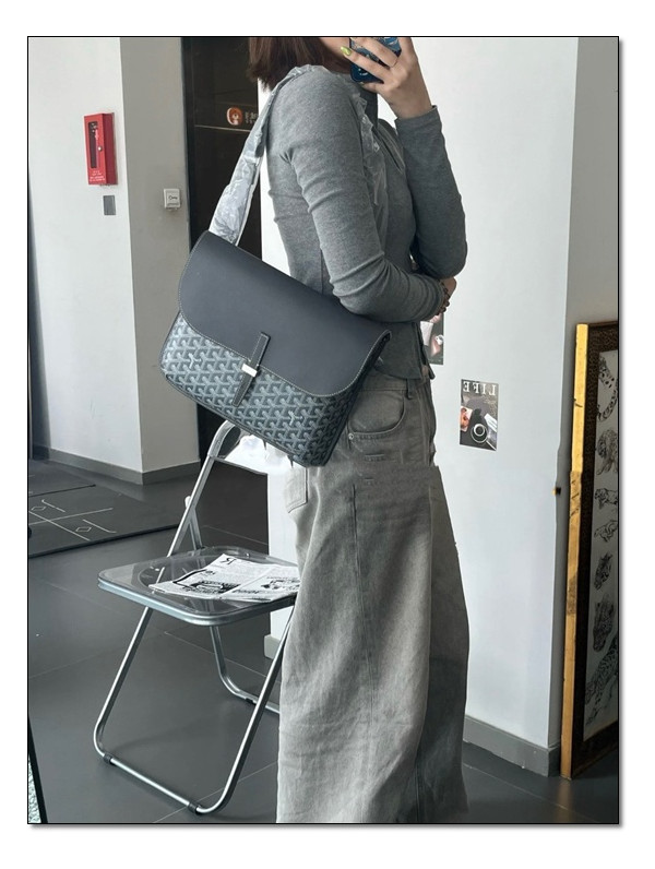 움직임이 자유롭고 휘뚜르마뚜르 멜수있는 메신저백의 대표적인 예 고야드 쿠르지에