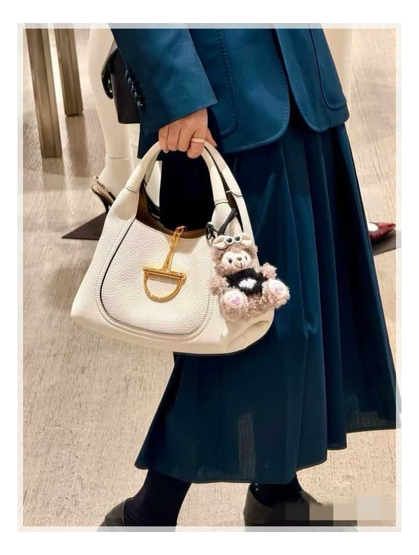 미니멀한 디자인에 맥시멀한 존재감 / 구찌 소프트빗 미디엄 탑 핸들백