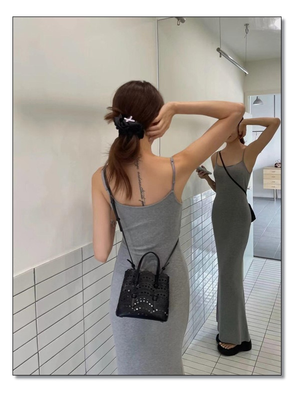 무카리비에의 오픈워크 건축에서 영감을 받아 탄생한 알라이아 펀칭백