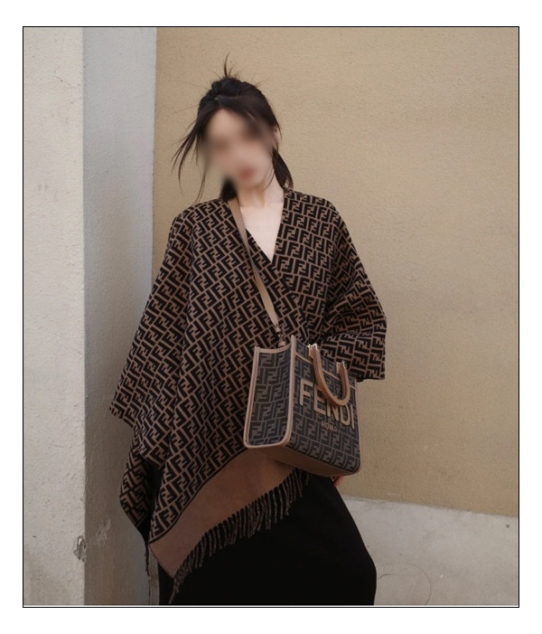 꼭 필요한 필수템 !! 겨울을 위해 나를 위해 펜디 판초 하나면 만족감 상승!!