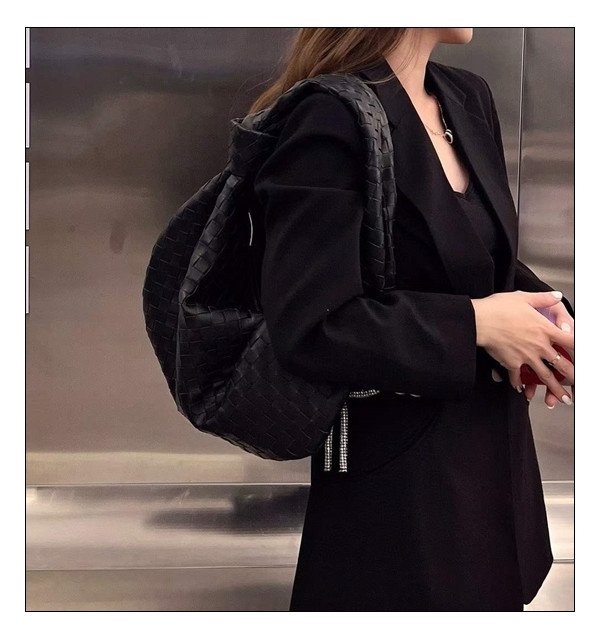 빅백 종착지 = 보테가베네타 조디백 투박함 없는 실루엣 가치를 엿보다