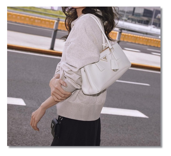 뛰어난 장인정신과 정확성을 엿볼수 있는 프라다 갤러리아백 :)  나의 취향저격!