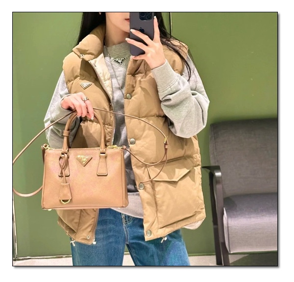 계절이 넘어가는 시기에 꼭 필요한 프라다 패딩조끼 이거 하나면 만사OK