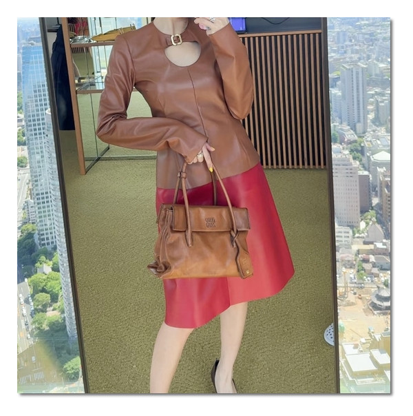 우아한 스타일을 추구하는 미우미우 솔리테르 두가지 사이즈로 선택의 폭을 넓혀요.