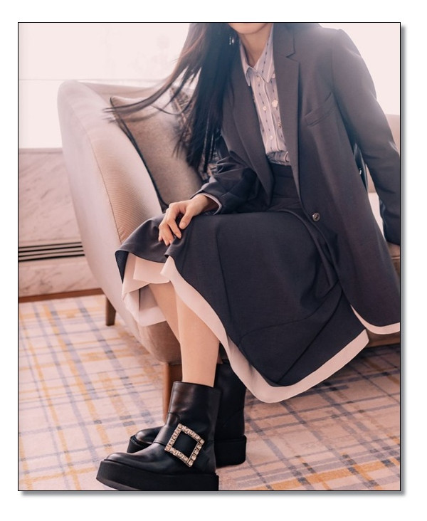 시선을 아우르는 item 로저비비에 부츠 섬세한 여성미를 보여주다.