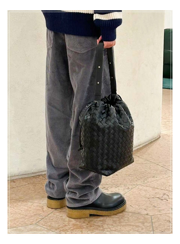 출퇴근 룩이나 중요 모임에서 고급스러움을 더할 보테가베네타 버킷백 비블리오테카 25FW