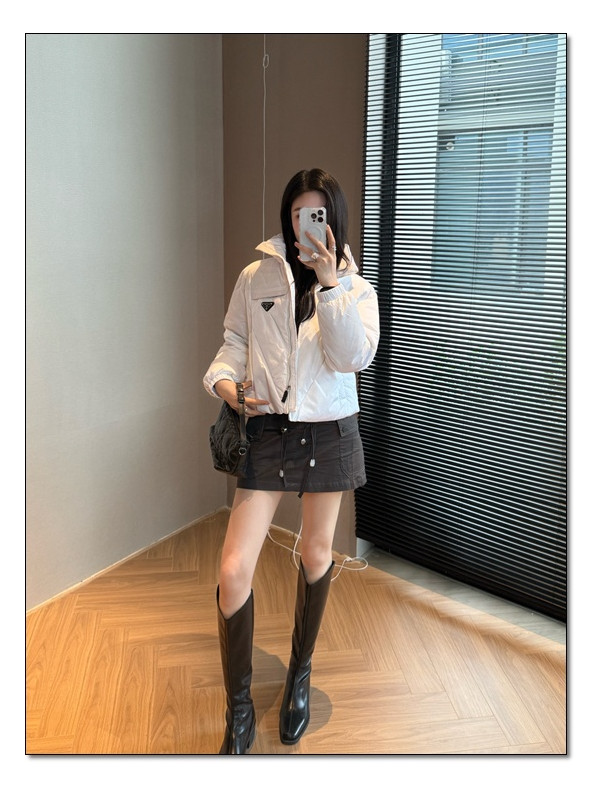 fashion의 선두주자 crop으로 뽐내는 프라다 숏패딩으로 올 시즌 준비 완료!!