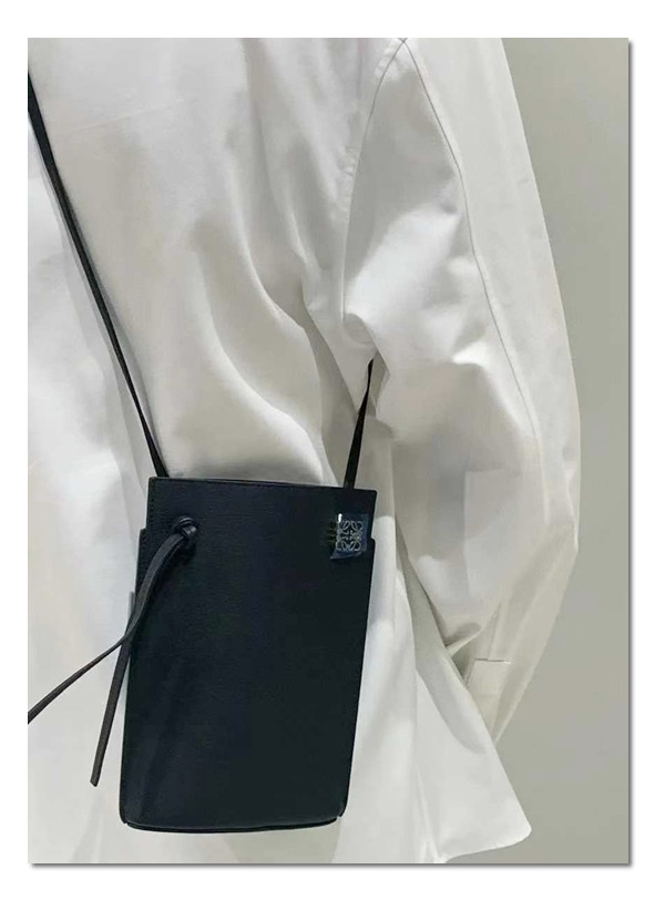 작은 고추가 맵다. 로에베 페블 다이스 포켓 미니백계의 최강자