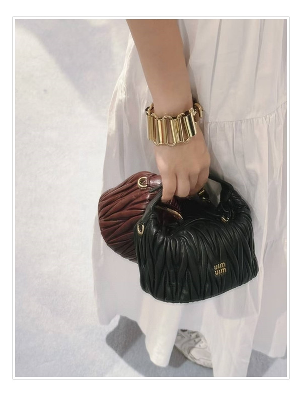 심쿵주의~! 미우미우 파우치백 여친룩을 완성하는 치트키,만능 해결사템