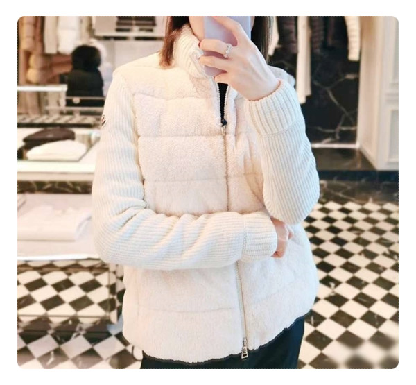 세련된 룩을 연출할 수 있는 몽클레어 니트패딩 퍼 믹스로 포근하기까지 해요.