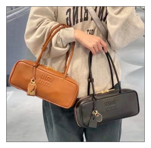 많고 많은것 중에 미우미우 토트백 가죽 보 백 너만 눈에 보여~