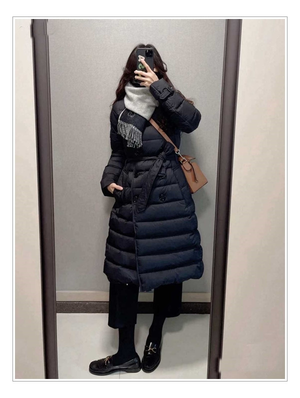 복고풍 스타일을 보여주는 버버리 롱패딩 다운 재킷 더블 브레스트 대세템