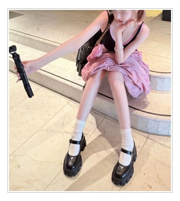 패션 피플들의 최종 정착지 - 프라다 모놀리스 메리제인 트레이드 마크를 활용