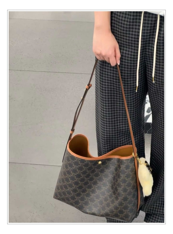 넉넉함 그 이상을 이야기 하는 셀린느 소프트 쇼퍼백 프렌치 시크룩 완성 시키기