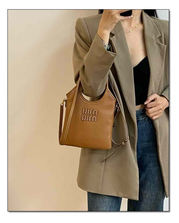 몇달째 눈여겨 볼수 밖에 없는 미우미우 아이비백 겟하고 싶어지는 이유는 수십가지!