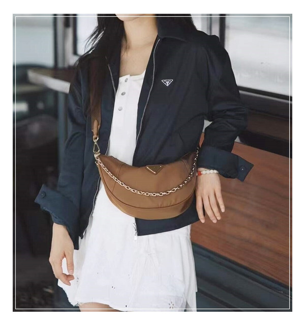 고즈넉한 분위기를 풍기는 반달을 닮은 가방;; 프라다 리나일론 호보백 드뮈룬