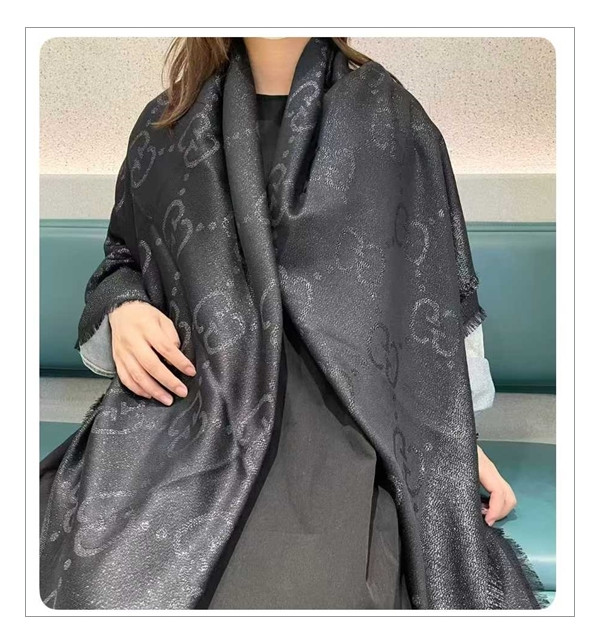 만져본 사람만 아는 터치감, 구찌 숄 10년후에도 사용하는 Classic Item