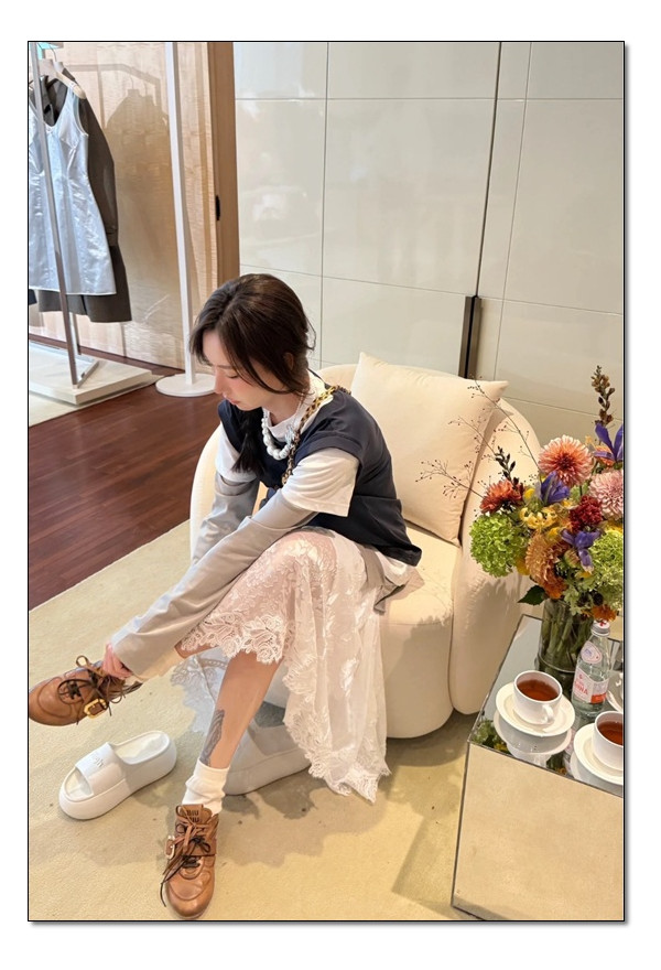 logo가 돋보이는 style :) 미우미우 가죽 스니커즈 자유롭게 전복적이다.