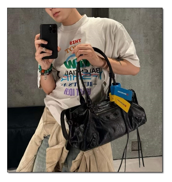 낡을수록 멋이란게 폭발하는 발렌시아가 이스트웨스트 le city 개성파들의 찐 애정템