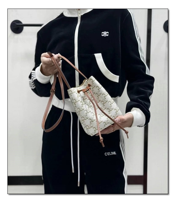 프렌치 시크 완성템 : 셀린느 마이크로 세일러 복조리 형태로 인생샷 